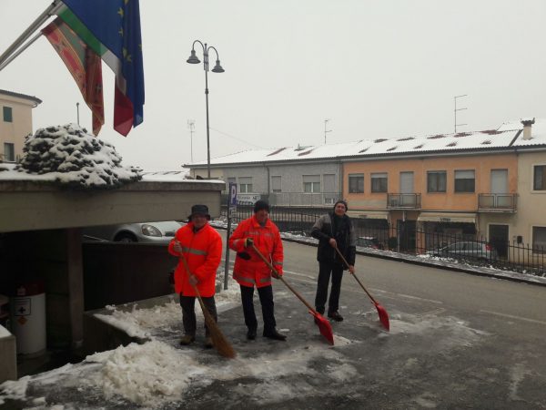 Protezione Civile al lavoro per liberare i marciapiedi dalla neve